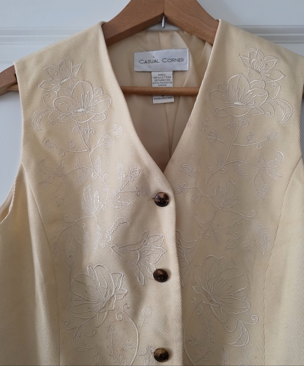 Vintage 90s Casual Corners Embroidered Vest Womens 6 Yellow Cotrage Core Preppy - Picture 2 of 9